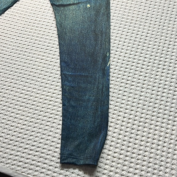 NWT Paris Angle Ripped Jean With Bedazzle Size Small - Picture 11 of 17